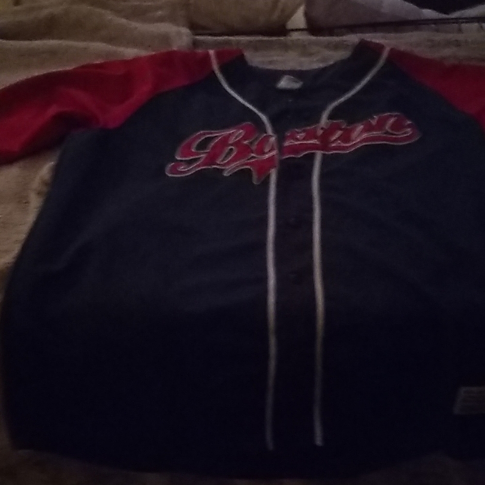 Men's.Button up Boston RedSox shirt